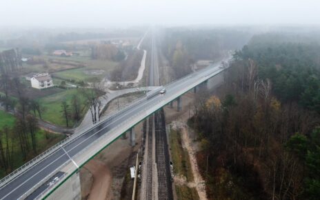 Wiadukt nad torami kolejowymi w Mokrej Wsi (fot. Artur Lewandowski / PKP PLK)