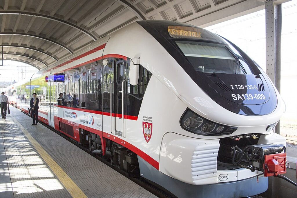Fot. Poznańska Kolej Metropolitalna - Praca własna, CC BY-SA 4.0, https://commons.wikimedia.org/w/index.php?curid=79164148