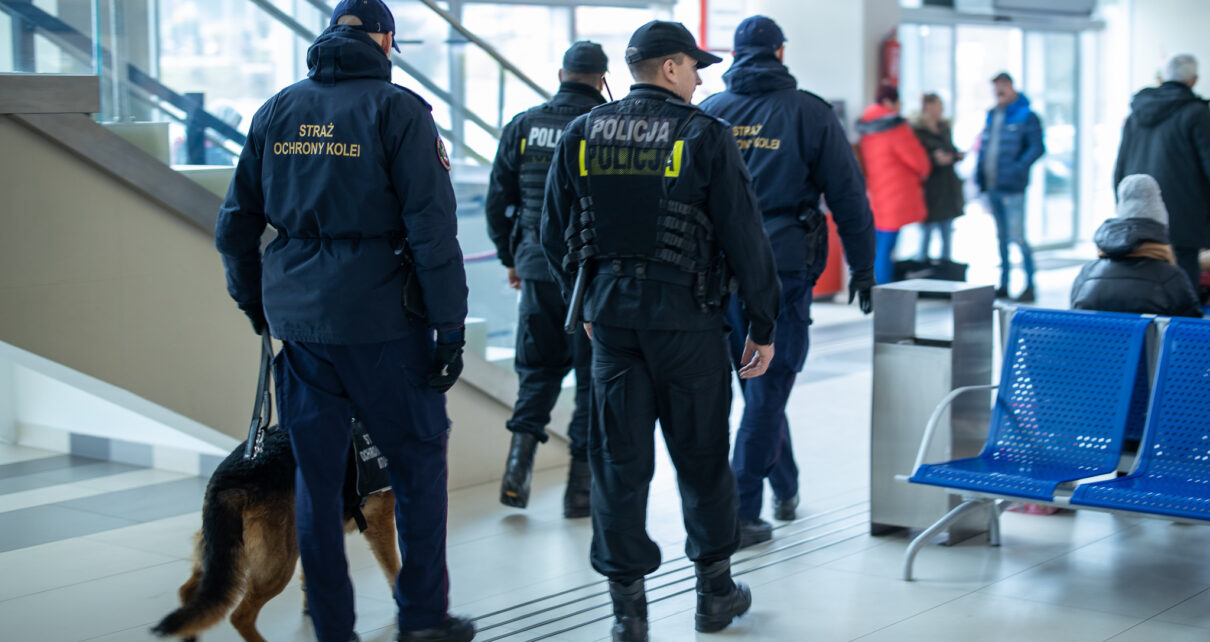 Funkcjonariusze SOK w trakcie patrolu dworca.
