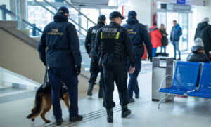 Funkcjonariusze SOK w trakcie patrolu dworca.
