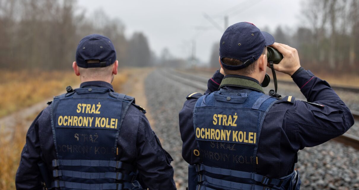 Funkcjonariusze Straży Ochrony Kolei w trakcie patrolowania terenu kolejowego (fot. SOK)