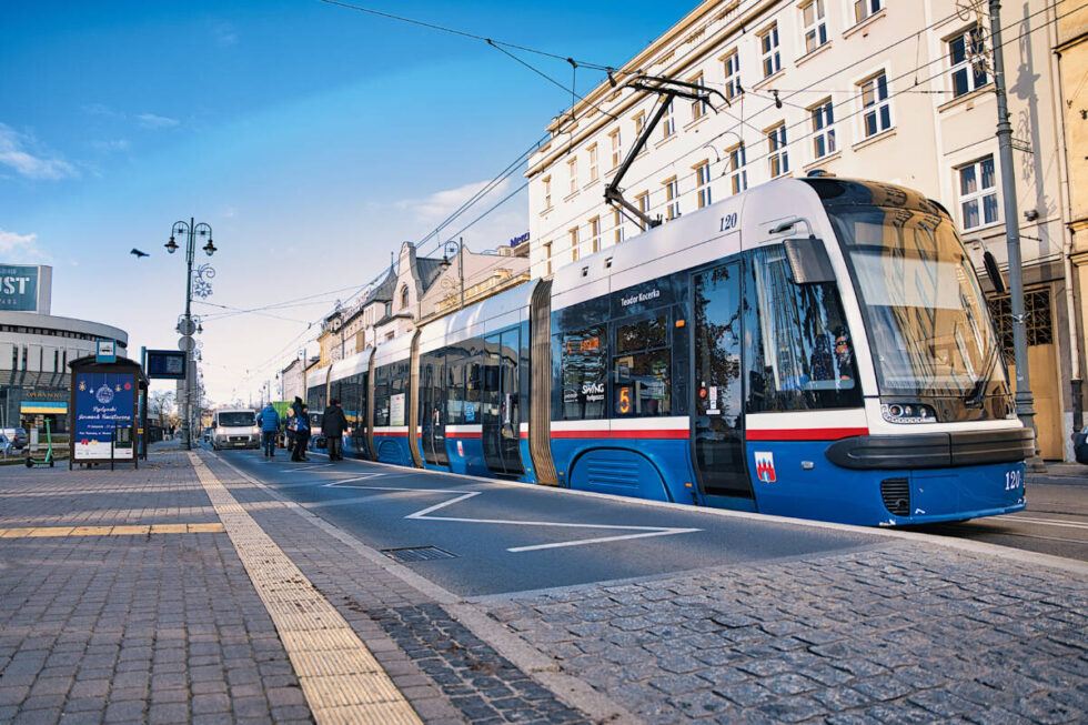 Tramwaj przy przystanku wiedeńskim na ul. Focha (fot. B. Witkowski / Urząd Miasta Bydgoszczy)