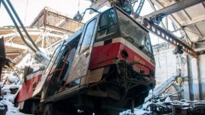 Tramwaj Tatra T6A5 zniszczony w wyniku rosyjskiego bombardowania zajezdni na Sałtiwce