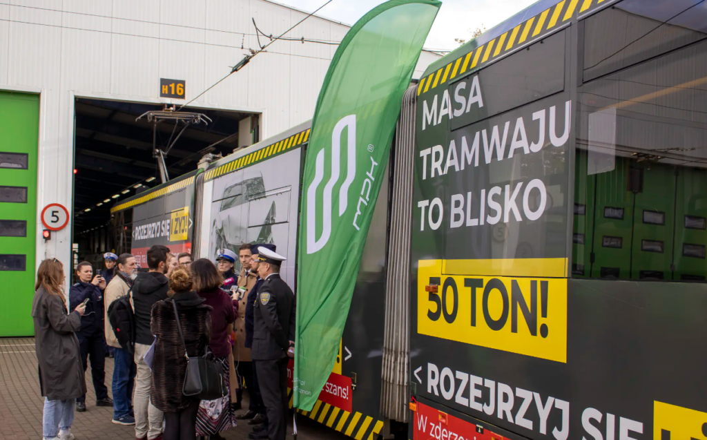 "Rozejrzyj się i ŻYJ!" to wspólna akcja MPK Poznań i poznańskiej policji (fot. materiały prasowe)