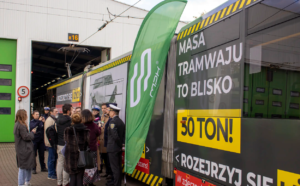 "Rozejrzyj się i ŻYJ!" to wspólna akcja MPK Poznań i poznańskiej policji (fot. materiały prasowe)