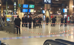 Miejsce ataku nożownika, stacja Gare du Nord w Paryżu (fot. @LionelMgs / Twitter)