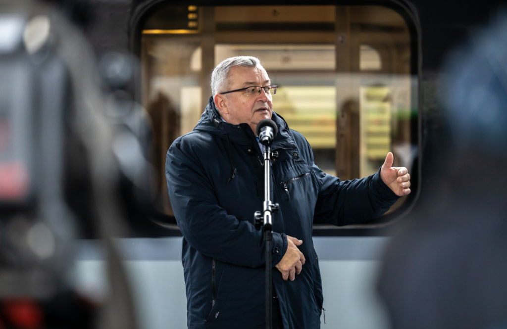 Minister Infrastruktury Andrzej Adamczyk w trakcie konferencji prasowej PKP Intercity (fot. mi.gov.pl)