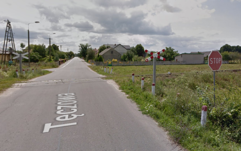 Niestrzeżony przejazd kolejowy, na którym doszło do wypadku z udziałem pociągu i taksówki (fot. Google Maps)