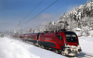 - ÖBB uruchomi w weekend dodatkowe pociągi, które kursować będą między Innsbruckiem lub Bregencją a St. Anton am Arlberg (fot. materiały prasowe)
