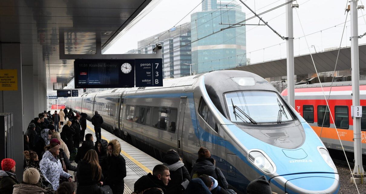 Podróżni na stacji Warszawa Zachodnia korzystają z nowoczesnych systemów informacyjnych (fot. Martyn Janduła / PKP PLK)