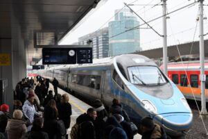 Podróżni na stacji Warszawa Zachodnia korzystają z nowoczesnych systemów informacyjnych (fot. Martyn Janduła / PKP PLK)