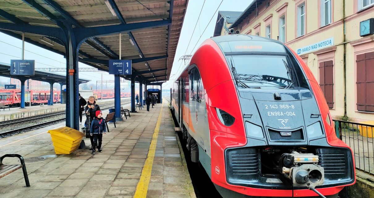 Pociąg na peronie stacji Nakło nad Notecią (fot. Przemysław Zieliński / PKP PLK)