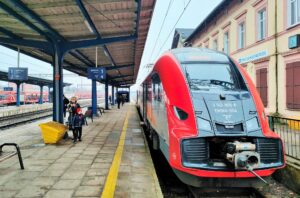 Pociąg na peronie stacji Nakło nad Notecią (fot. Przemysław Zieliński / PKP PLK)