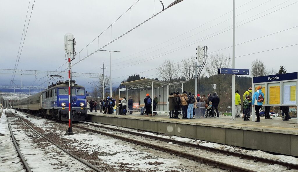 Podróżni na peronie w Poroninie (fot. Józef Syc / PKP PLK)