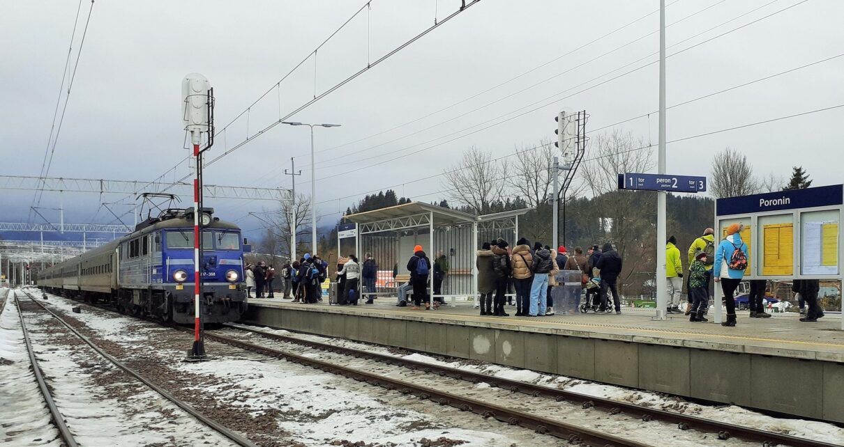 Podróżni na peronie w Poroninie (fot. Józef Syc / PKP PLK)