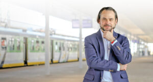 Dr Jakub Majewski, Prezes Fundacji ProKolej jest współautorem Przewodnika "Jak rozwinąć konkurencję na torach?"