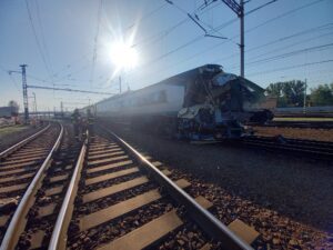 Pociąg Pendolino po zderzeniu z lokomotywą (fot. Drážní inspekce)