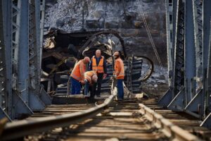 Przebudowa zniszczonej infrastruktury kolejowej w Ukrainie (fot. Ukrzaliznytsia)