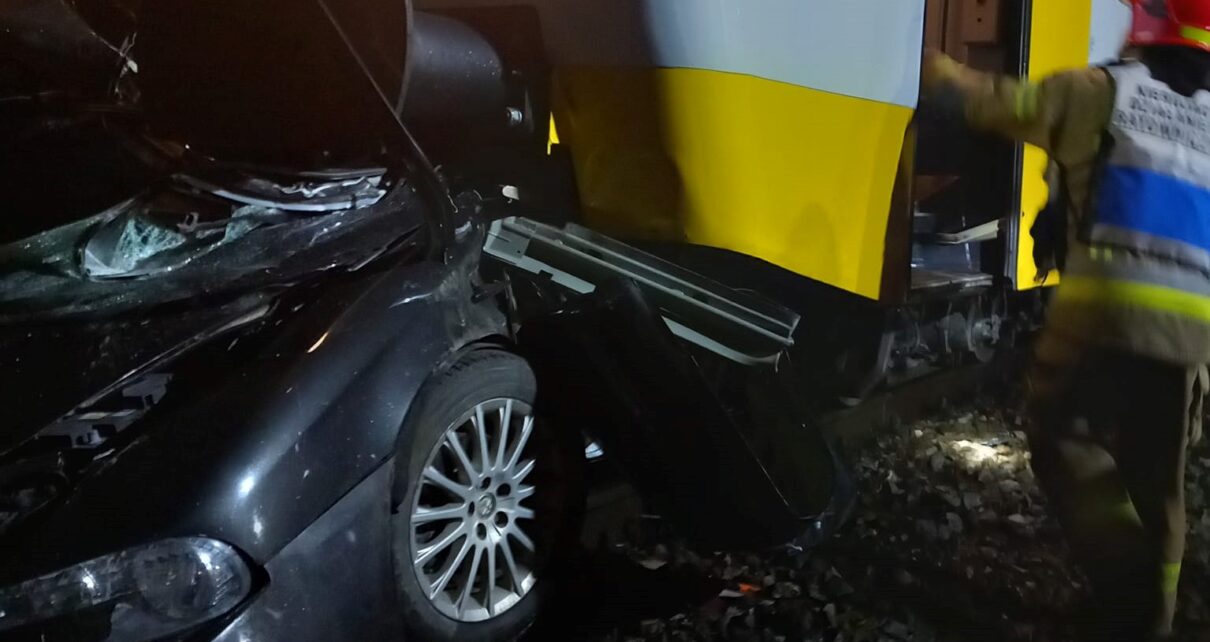 Wypadek na torach w Radzyminie. Samochód został doszczętnie zniszczony (fot. Ochotnicza Straż Pożarna Ruda)