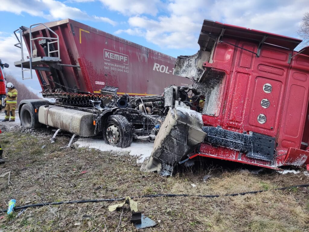 Groźny wypadek na torach w Piechcinie (fot. OSP Barcin / Facebook)