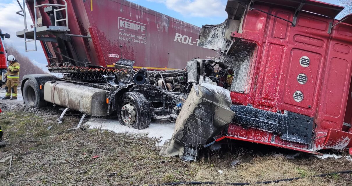 Groźny wypadek na torach w Piechcinie (fot. OSP Barcin / Facebook)