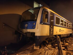 Pociąg osobowy wypadł z torów i wjechał w pobliski budynek (fot. Inspektorat Kolejnictwa)