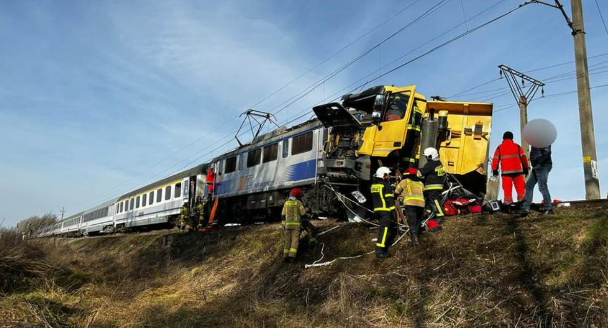 Zderzenie ciągnika siodłowego z pociągiem PKP Intercity (fot. mł. ogn. Marcin Rynkiewicz / KP PSP Białogard)