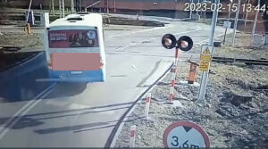Kierowca autobusu wyłamał szlaban i odjechał (fot. kadr z filmu)