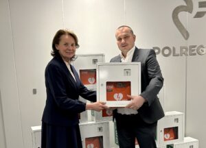Prezes Polregio S.A. przekazuje defibrylator AED (fot. Polregio)