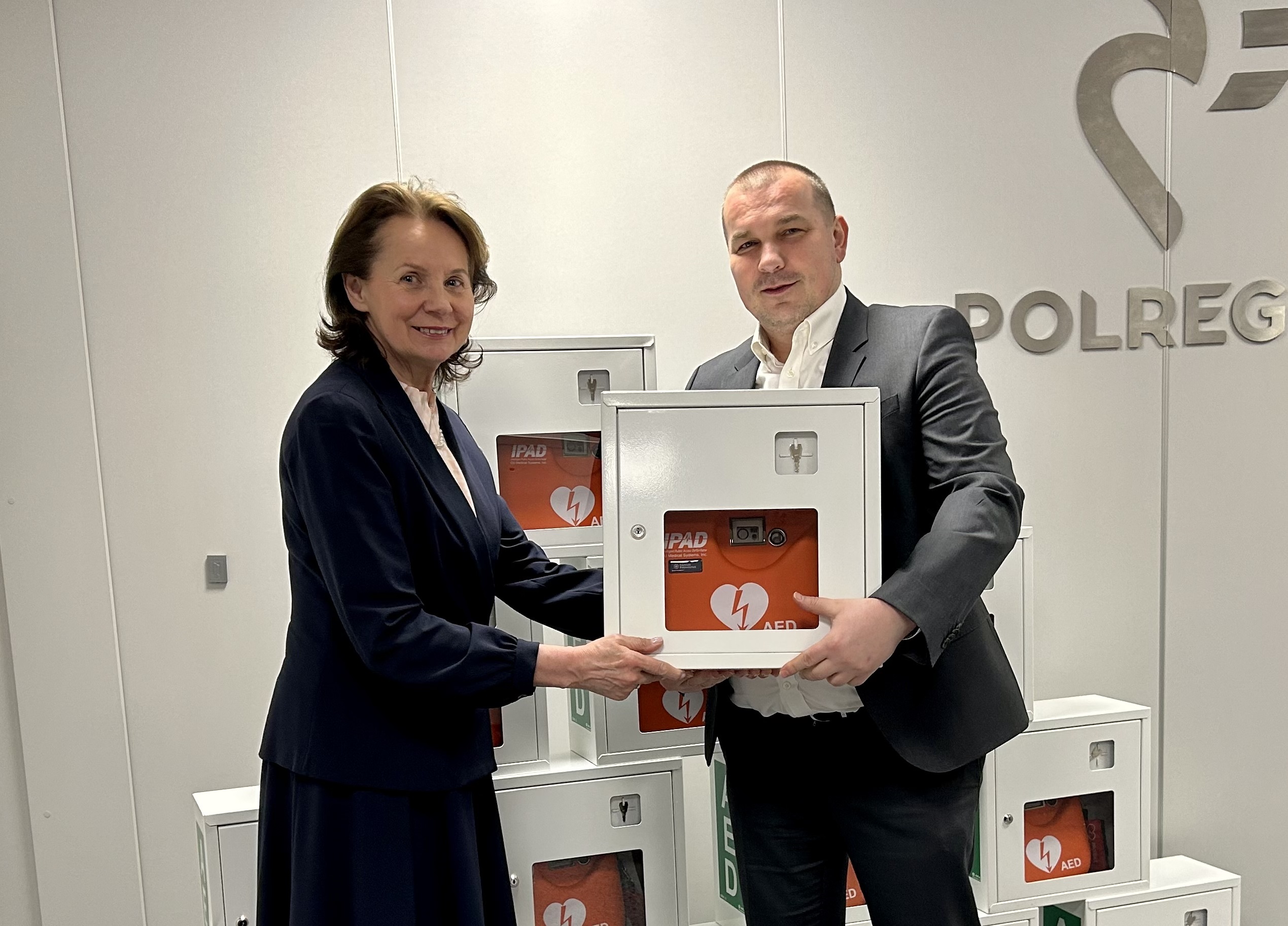 Prezes Polregio S.A. przekazuje defibrylator AED (fot. Polregio)
