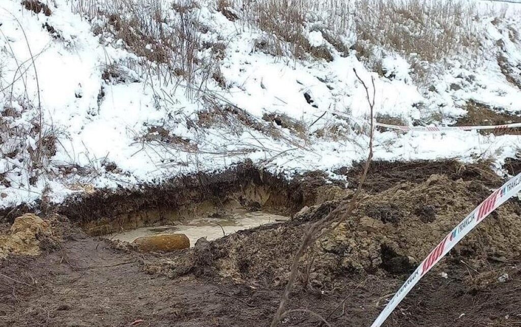 Pojemnik z niebezpieczną substancją odkryto w trakcie prac inwestycyjnych przy linii kolejowej (fot. Straż Ochrony Kolei)