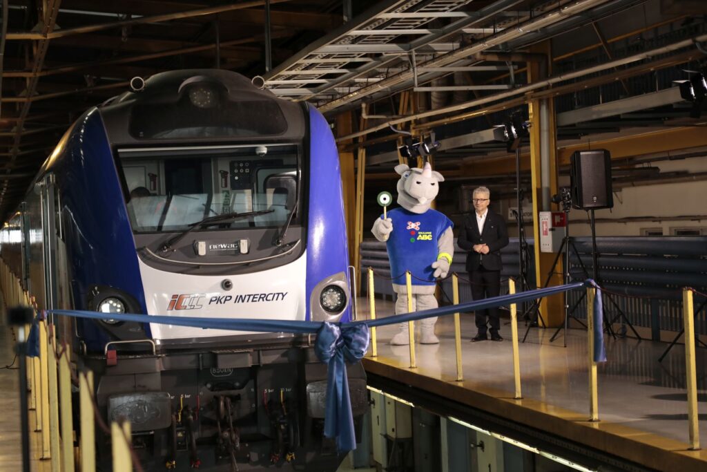 Prezes Urzędu Transportu Kolejowego, nosorożec Rogatek oraz lokomotywa promująca Kampanię Kolejowe ABC II (fot. UTK)