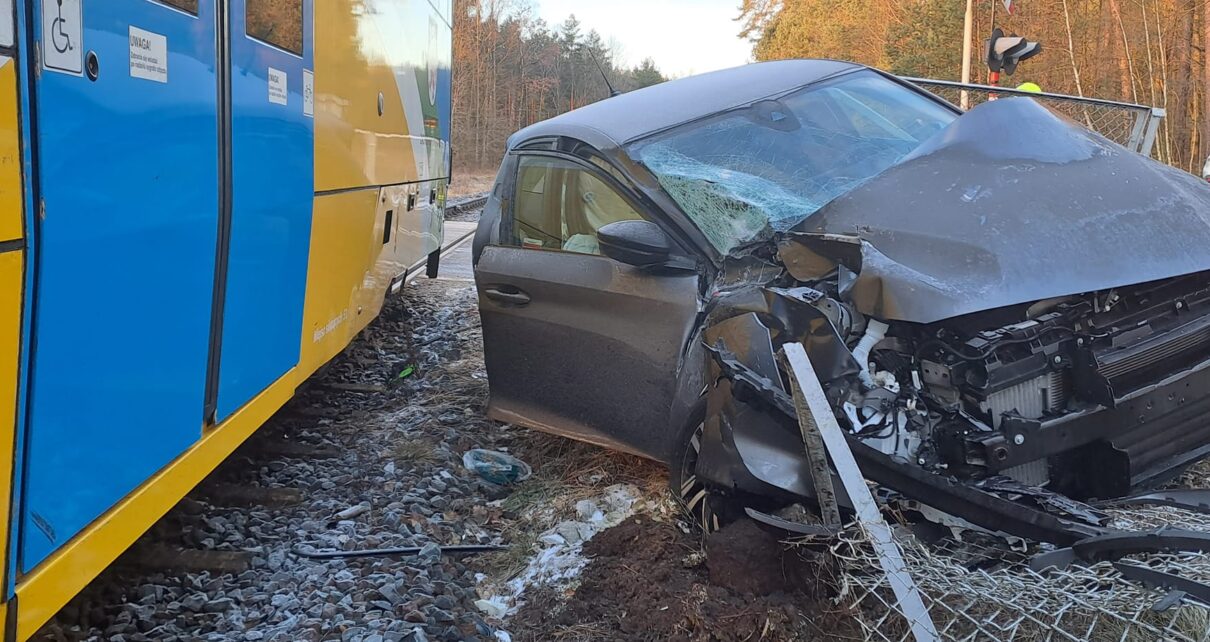 Mosty-Osiedle, zderzenie samochodu osobowego z pociągiem relacji Szczecin - Kołobrzeg (fot. KP Państwowej Straży Pożarnej w Goleniowie)
