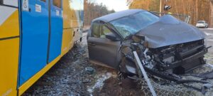 Mosty-Osiedle, zderzenie samochodu osobowego z pociągiem relacji Szczecin - Kołobrzeg (fot. KP Państwowej Straży Pożarnej w Goleniowie)