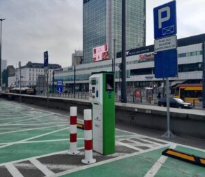 Nowa stacja ładowania samochodów elektrycznych w Warszawie (fot. PKP S.A.)