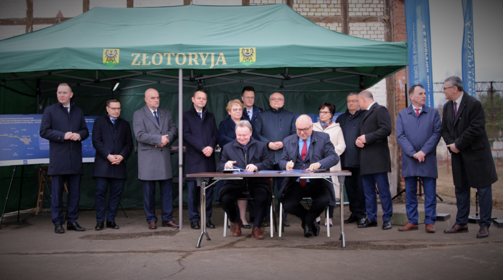 PKP Polskie Linie Kolejowe S.A. podpisały z Urzędem Marszałkowskim Województwa Dolnośląskiego trzy umowy na projekty w ramach Rządowego Programu Uzupełniania Lokalnej i Regionalnej Infrastruktury Kolejowej Kolej Plus do 2029 r.