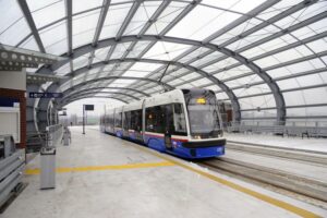Zamówienie jest realizowane w związku z wygranym w 2022 r. przetargu bydgoskiej PESY na dostarczenie pojazdów, a jego łączny koszt to 102 mln zł.