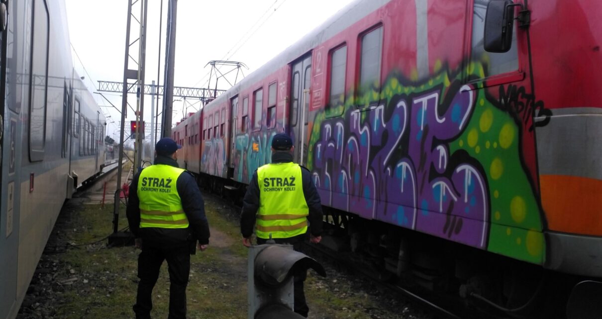 Patrol Straży Ochrony Kolei zatrzymał sprawców dewastacji wagonu (fot. SOK)