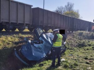 Wypadek na przejeździe kolejowym w m. Lniano (fot. KPP Świecie)