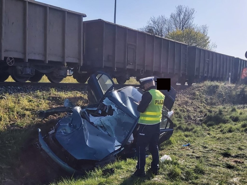 Wypadek na przejeździe kolejowym w m. Lniano (fot. KPP Świecie)