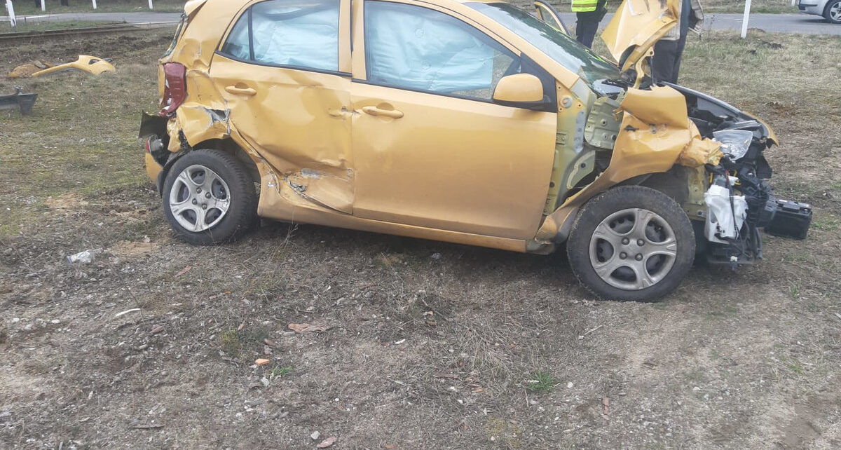 Samochód osobowy wjechał pod pociąg PKP Intercity (Fot. KPP Wałcz)