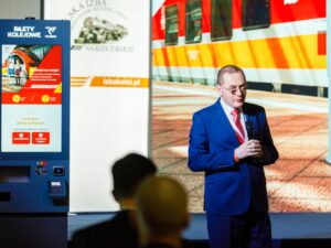 Adam Pawlik, p.o. Prezesa Zarządu Polregio S.A. prezentuje Videomat na XX Jubileuszowej konferencji "Telekomunikacja i informatyka na kolei" (Fot. Tomasz Marciniak / Polska Izba Producentów Urządzeń i Usług na Rzecz Kolei)