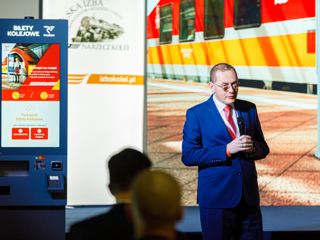 Adam Pawlik, p.o. Prezesa Zarządu Polregio S.A. prezentuje Videomat na XX Jubileuszowej konferencji "Telekomunikacja i informatyka na kolei" (Fot. Tomasz Marciniak / Polska Izba Producentów Urządzeń i Usług na Rzecz Kolei)