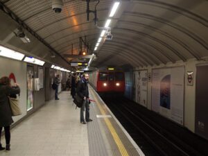 Stacja metra King's Cross St Panras w Londynie (fot. mattbuck (category) - Own work by mattbuck., CC BY-SA 3.0, https://commons.wikimedia.org/w/index.php?curid=25435616)