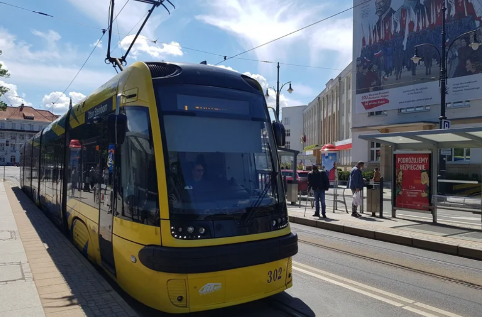 Głos zmarłego rok temu mieszkańca Torunia usłyszeć będzie można od piątku w tramwajach i autobusach miejskiego przewoźnika (Fot. MZK Toruń)