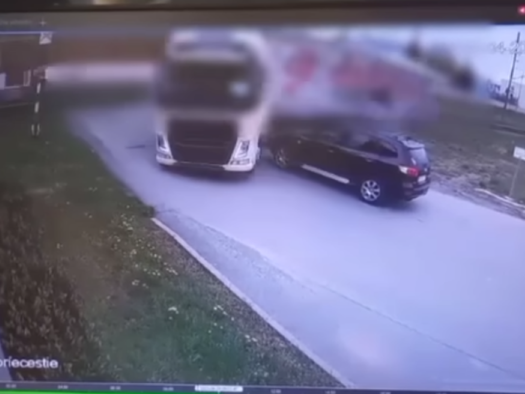 Słowacka policja udostępniła film z przejazdu kolejowego, na którym doszło do wypadku (fot. screen z filmu)