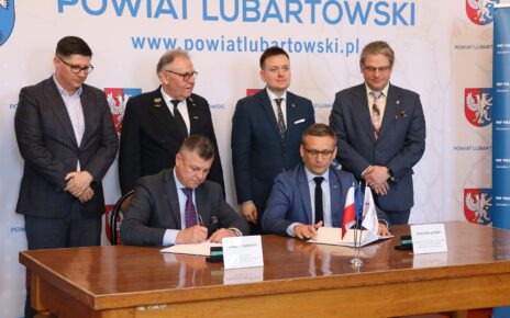 Przedstawiciele PKP PLK i wykonawcy podpisali umowę na wykonanie kładki nad torami w Lubartowie (fot. Krzysztof Dudziński / PKP PLK)