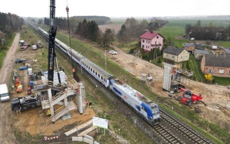 Wykonawcy na budowie wiaduktu nad torami w Ciechanowie (Fot. Grzegorz Biega / PKP PLK)