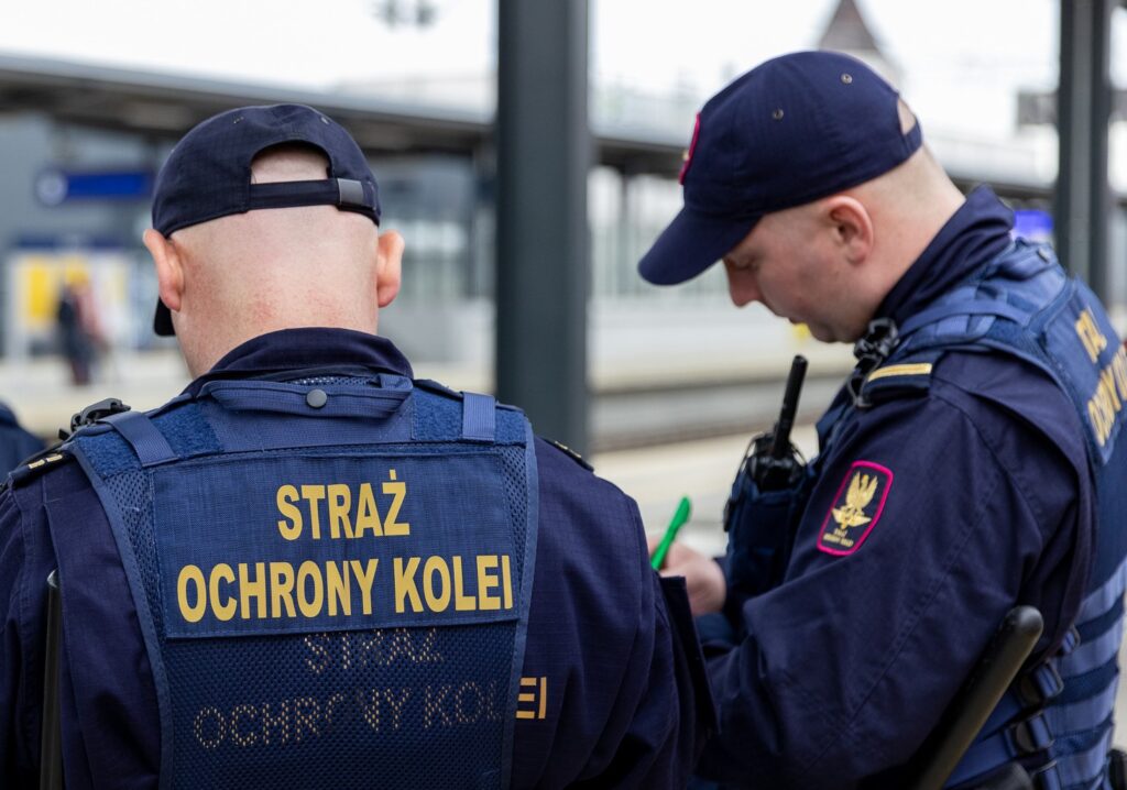 Dwie młode osoby podjęły próby samobójcze na torach. Życie 16-latce i 19-latkowi uratowali funkcjonariusze SOK (Fot. Straż Ochrony Kolei)