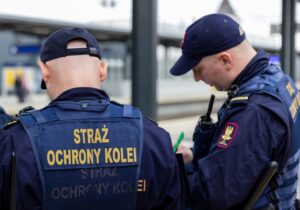 Dwie młode osoby podjęły próby samobójcze na torach. Życie 16-latce i 19-latkowi uratowali funkcjonariusze SOK (Fot. Straż Ochrony Kolei)